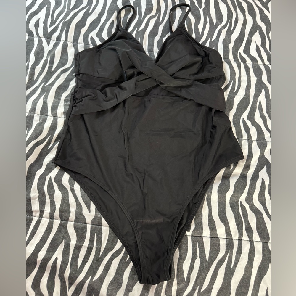 Cupshe Classic Black One-Piece Swimsuit Size Large New with Tags